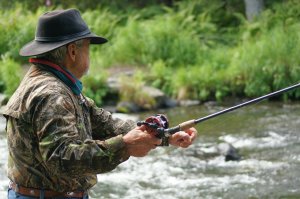 Pêche en rivière avec la canne